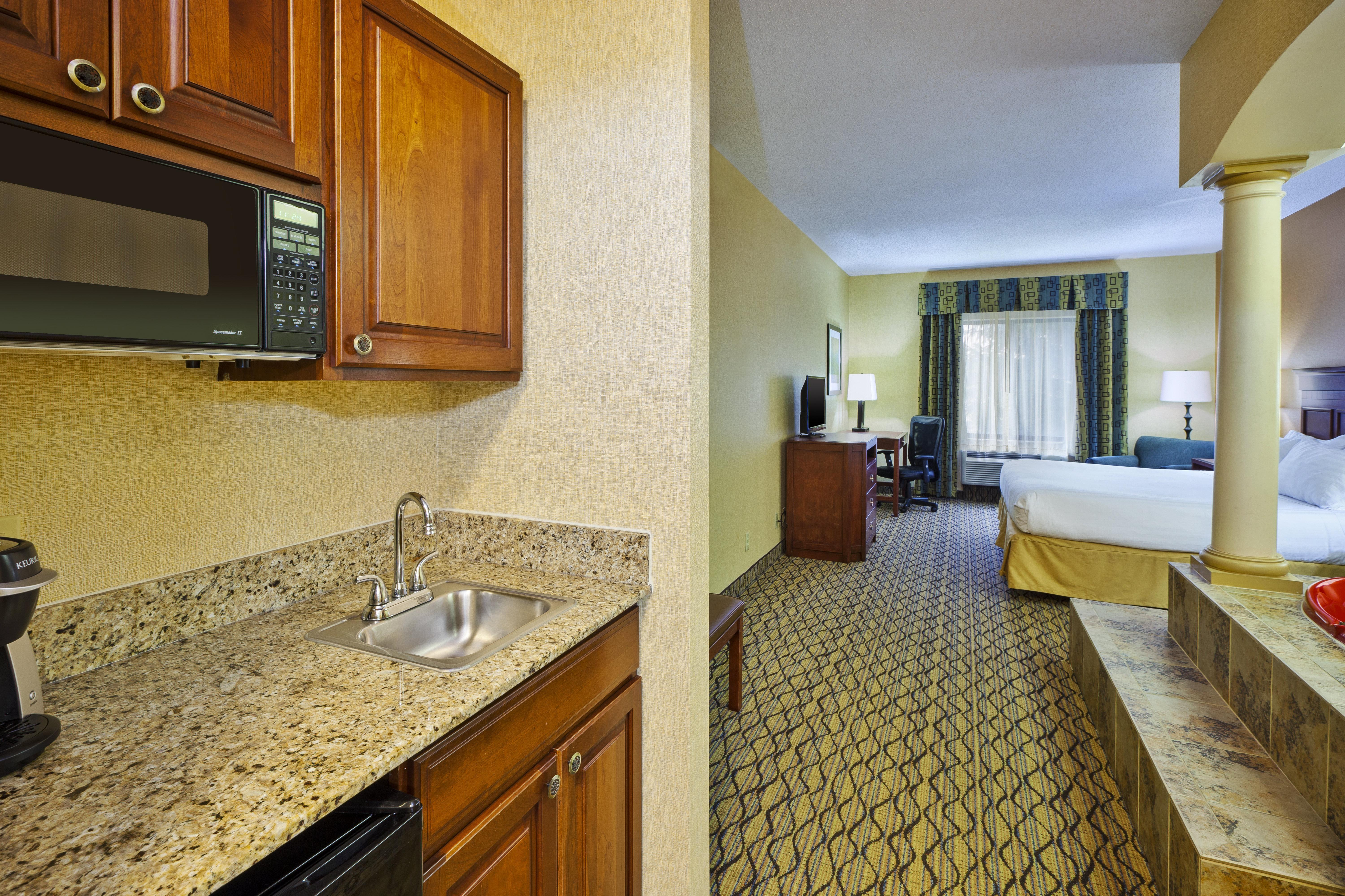 Holiday Inn Express Hotel & Suites - Belleville Area By Ihg Exterior photo
