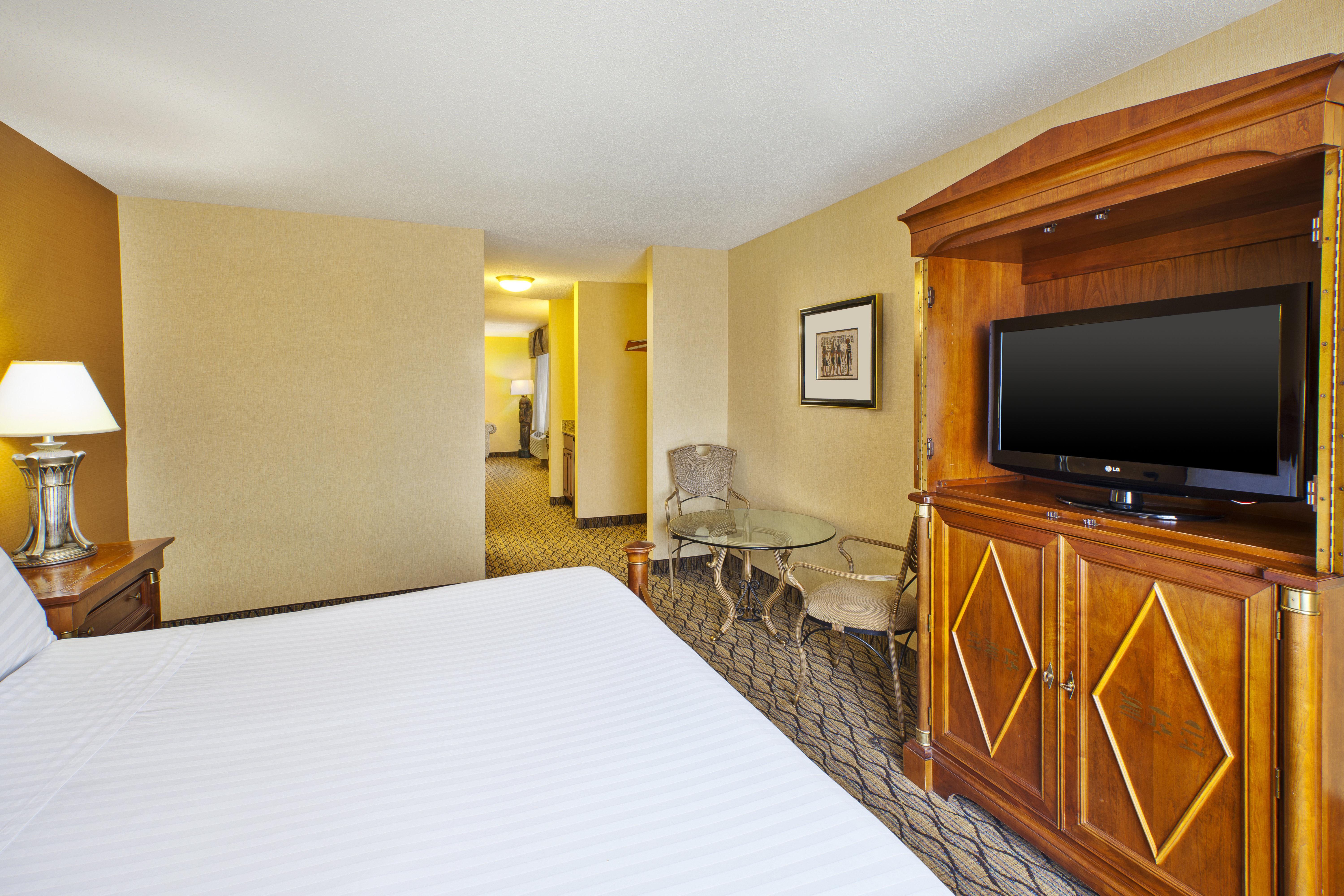 Holiday Inn Express Hotel & Suites - Belleville Area By Ihg Exterior photo