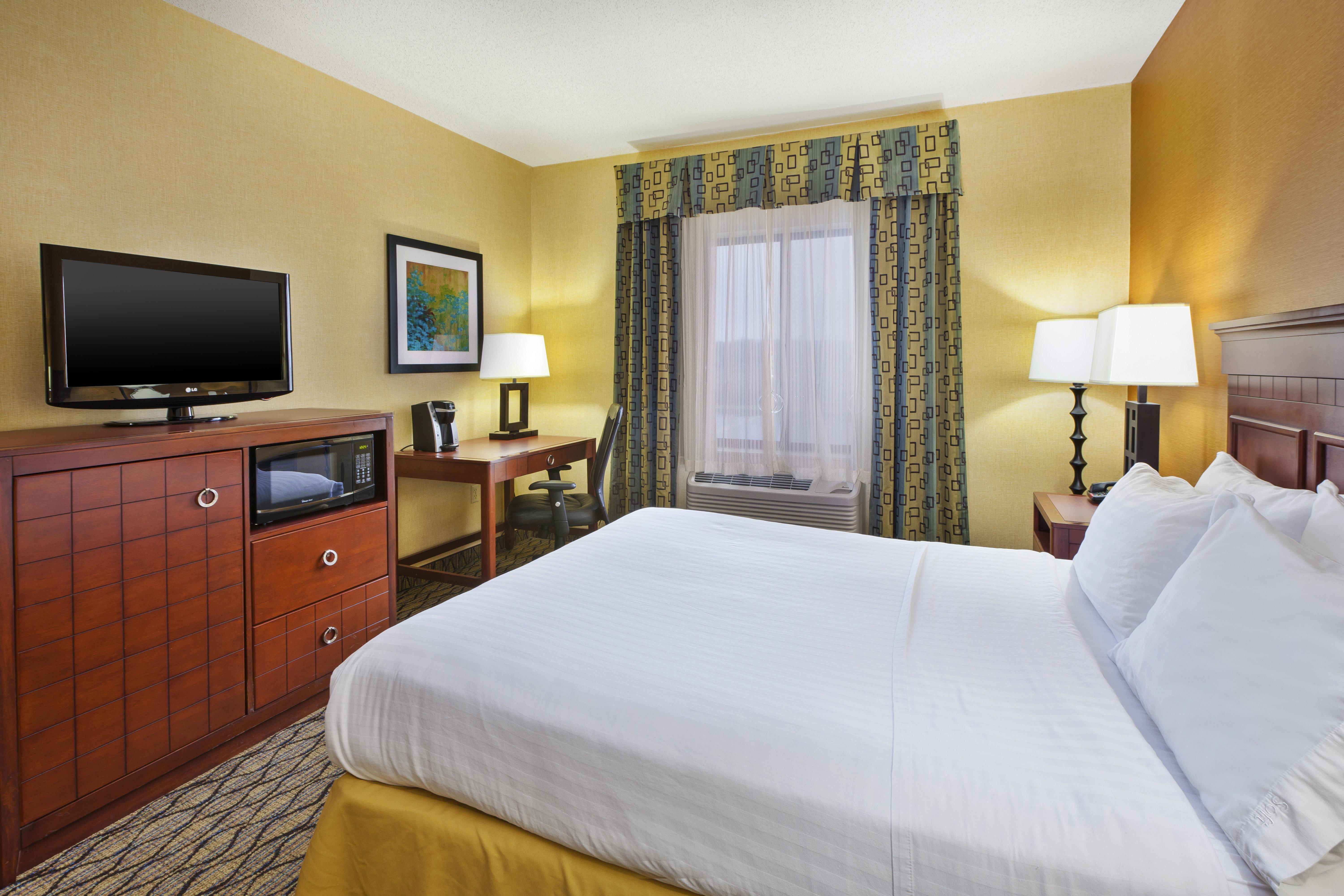 Holiday Inn Express Hotel & Suites - Belleville Area By Ihg Exterior photo