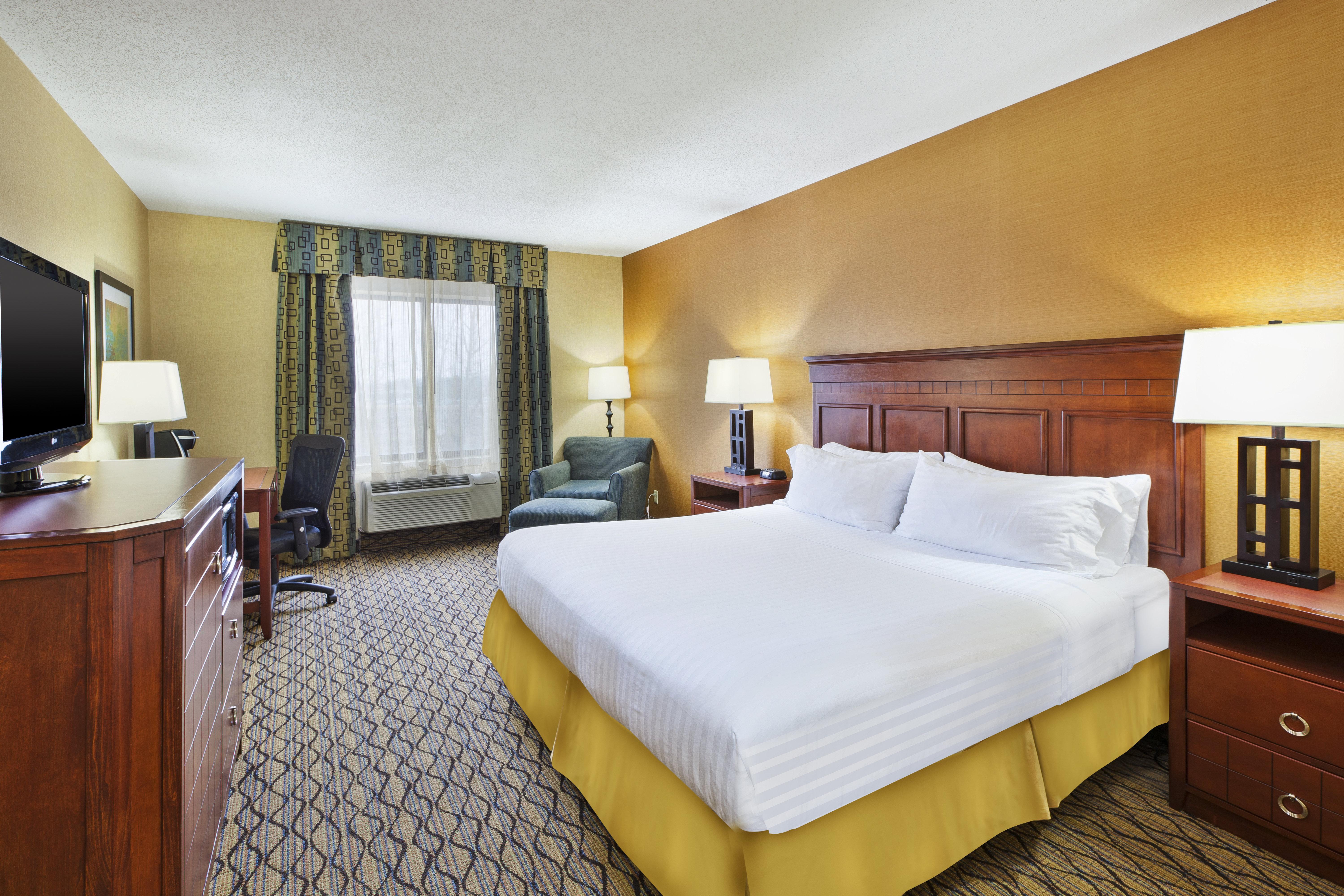 Holiday Inn Express Hotel & Suites - Belleville Area By Ihg Exterior photo
