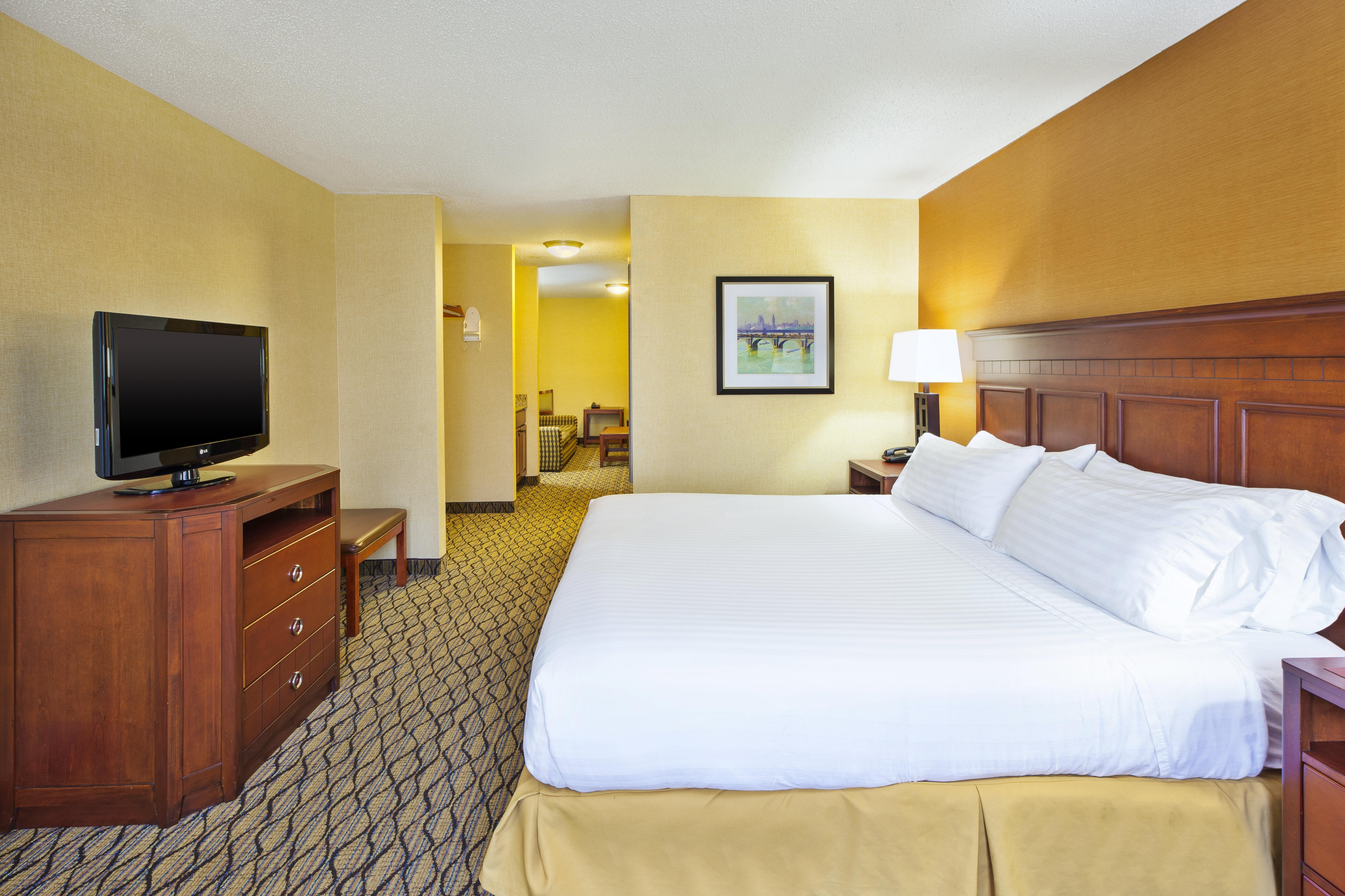 Holiday Inn Express Hotel & Suites - Belleville Area By Ihg Exterior photo