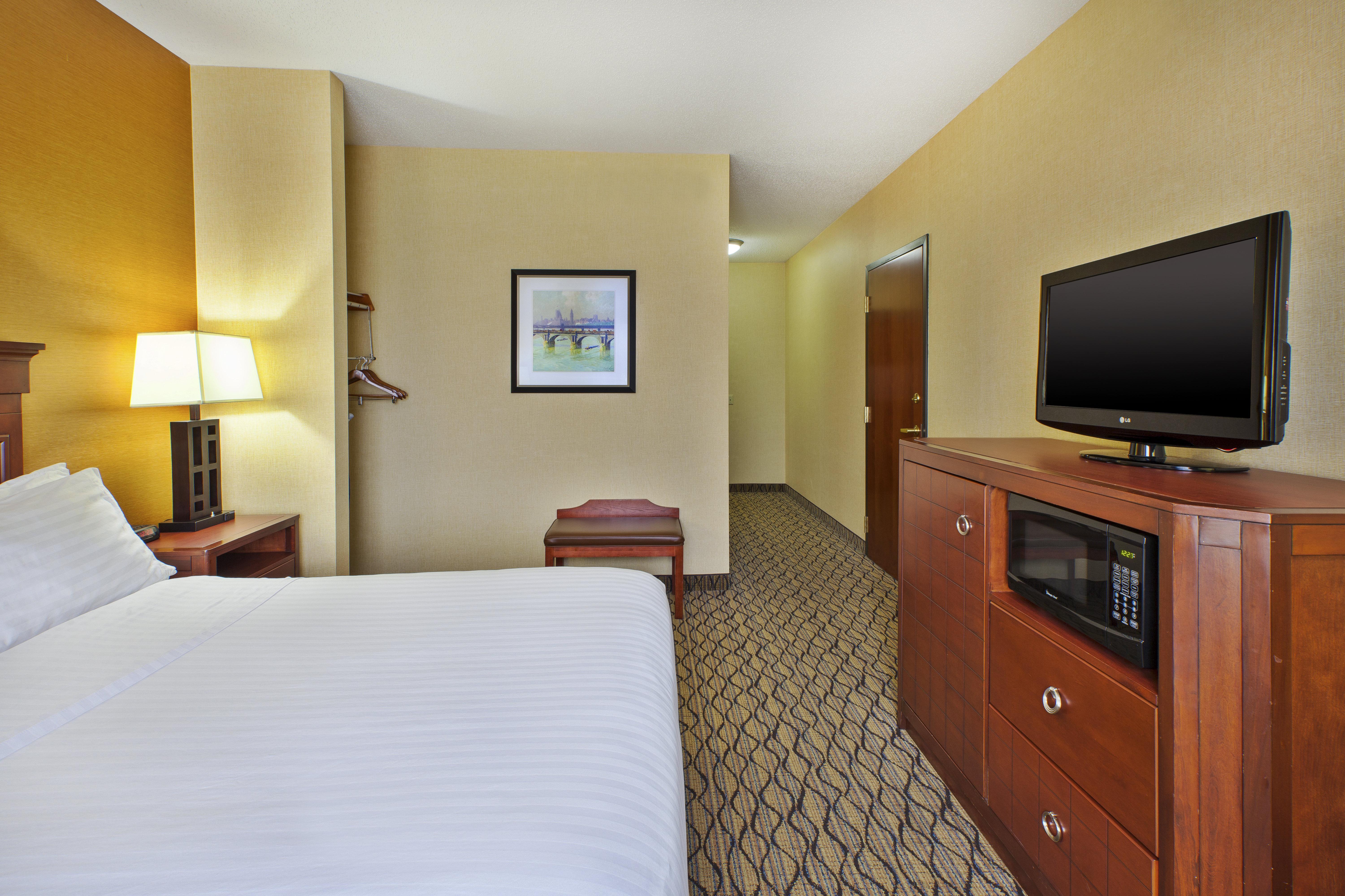 Holiday Inn Express Hotel & Suites - Belleville Area By Ihg Exterior photo