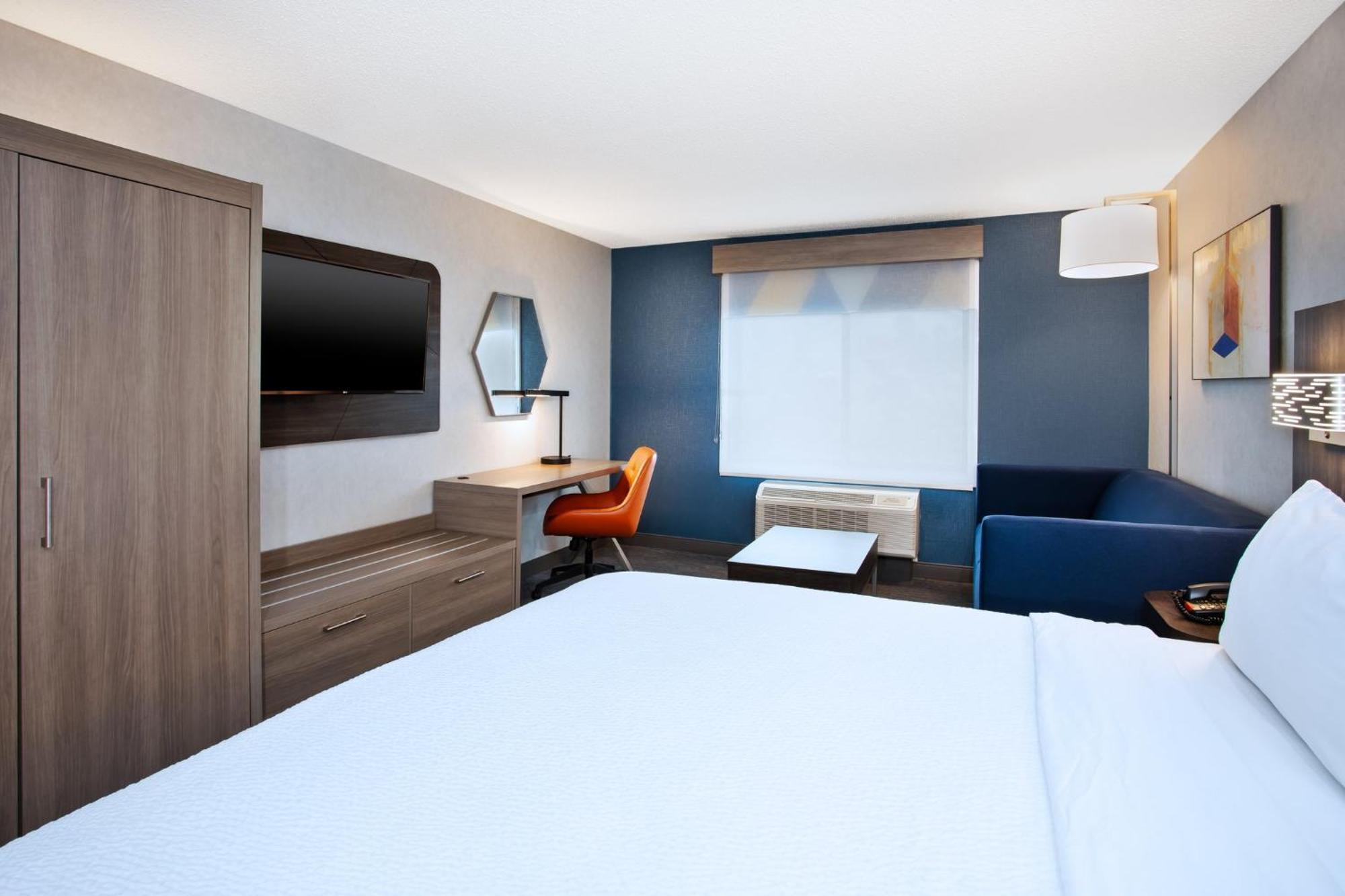 Holiday Inn Express Hotel & Suites - Belleville Area By Ihg Exterior photo