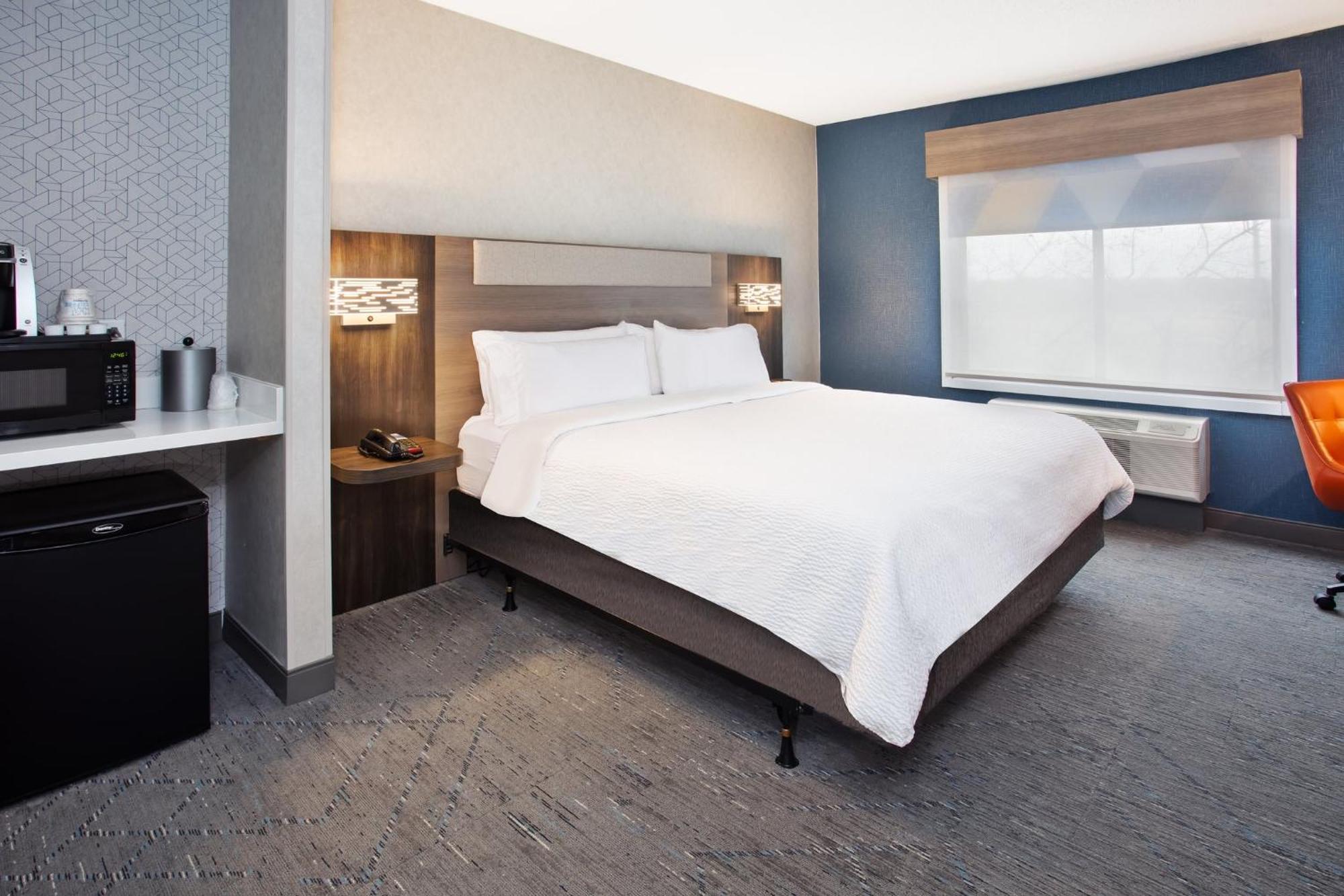 Holiday Inn Express Hotel & Suites - Belleville Area By Ihg Exterior photo