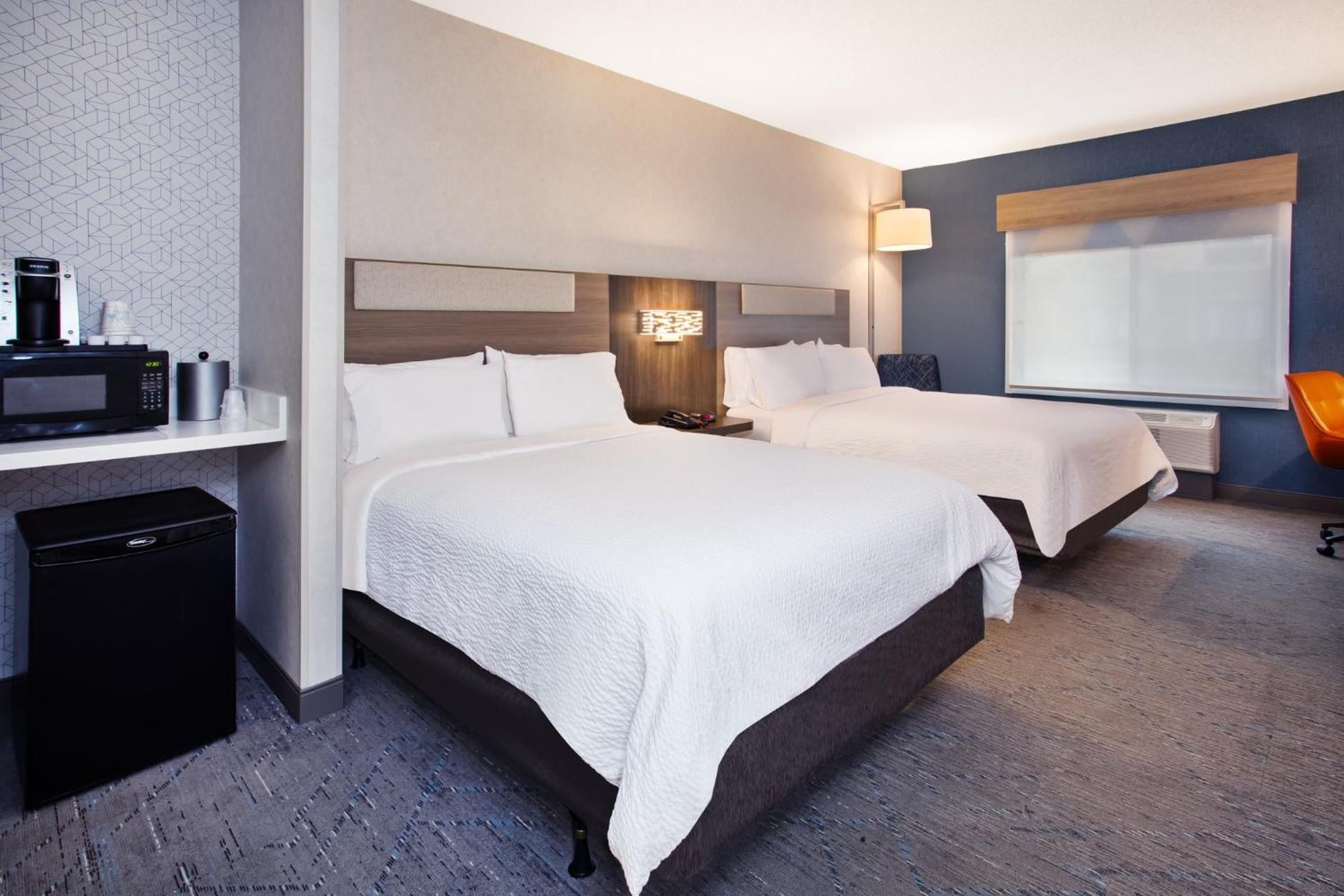 Holiday Inn Express Hotel & Suites - Belleville Area By Ihg Exterior photo