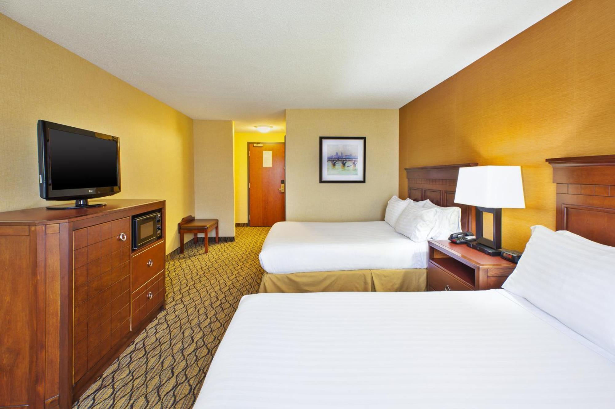 Holiday Inn Express Hotel & Suites - Belleville Area By Ihg Exterior photo